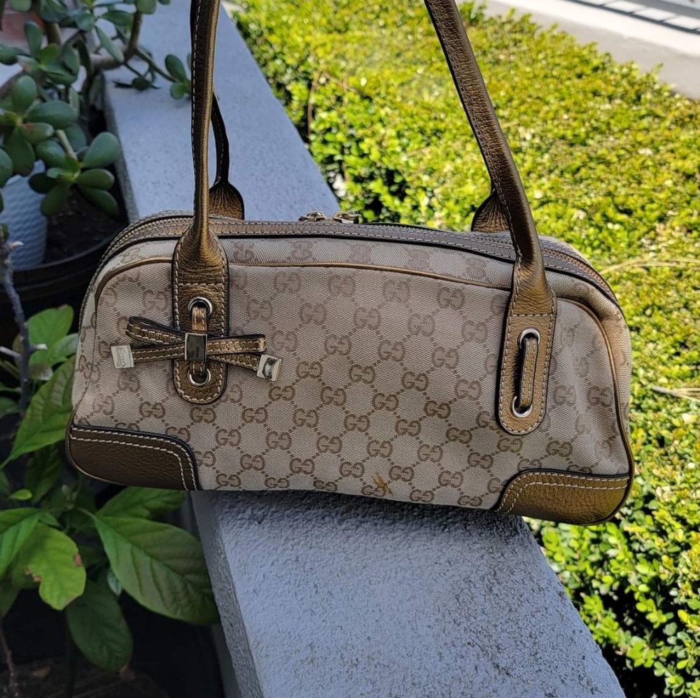 Authentic    Gucci womens purse